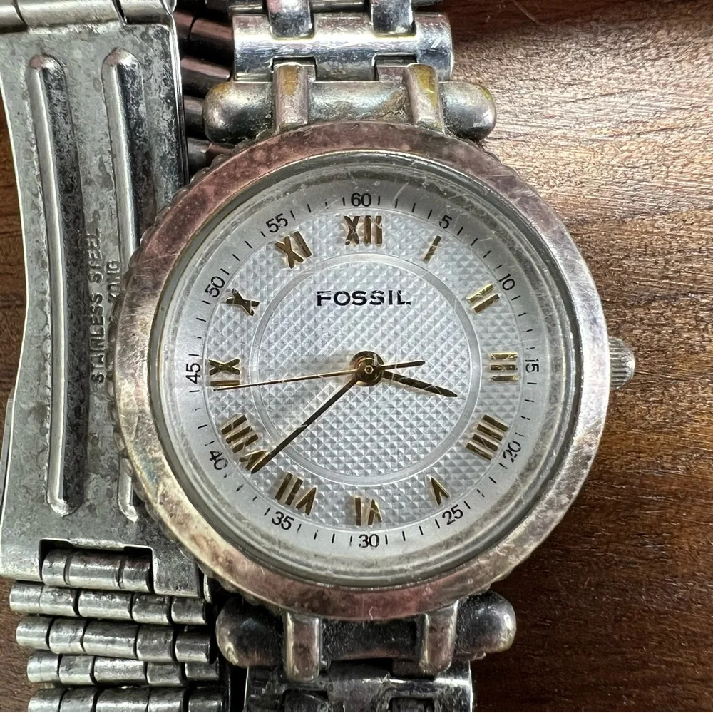 Vintage Fossil Watch Silver Toned White Face Roman Numeral Gold Colored Details‎